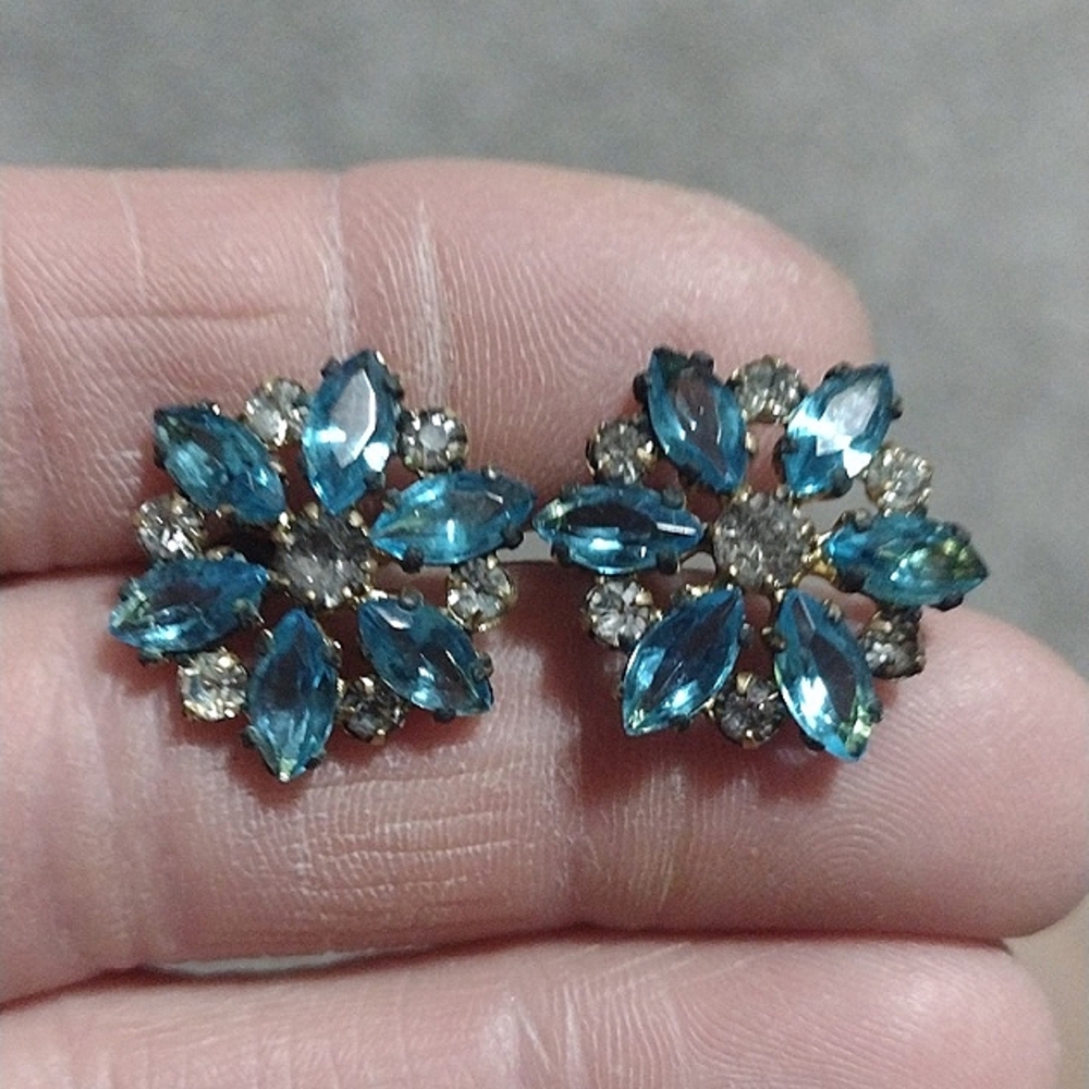 VINTAGE 30s CZECH FLORAL BOHEMIAN GLASS STONE BRASS SCREWBACK 1" EARRINGS - Picture 5 of 9